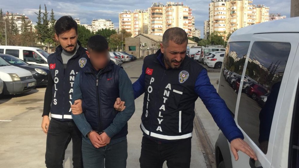 Yaşlı kadına kabusu yaşatan kapkaççılar yakalandı 
