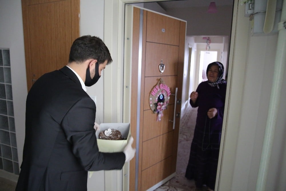 Yaşlı kadına sürpriz kutlama 