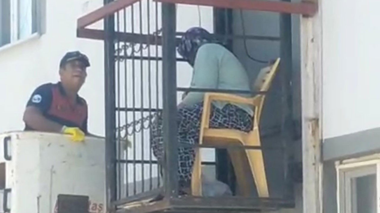 Yaşlı kadını itfaiye ekipleri kurtardı