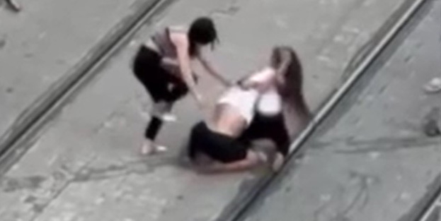 Yaşlı kadını tekme tokat dövdüler! İşte o görüntüler