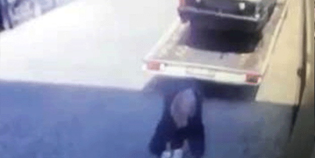 Feci kaza! Yaşlı kadın çekicinin altında kaldı
