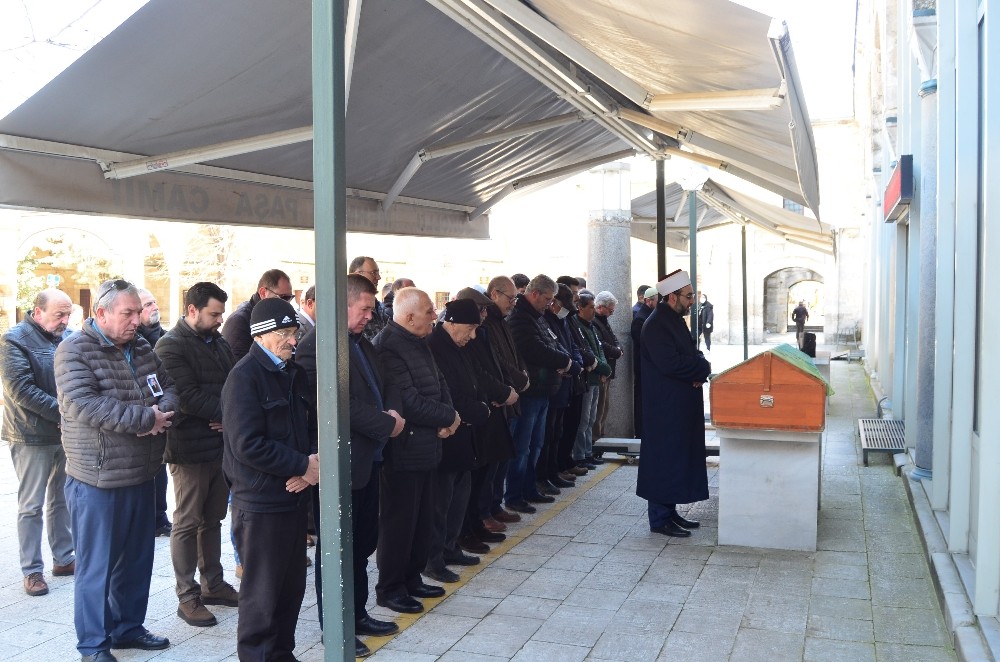 Yaşlı kadının cenazesi, Korona virüsü tedbiri kapsamında namaz vaktinden önce kılındı 