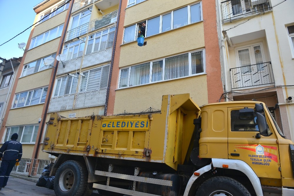Yaşlı kadının evinden 13 ton çöp çıktı 