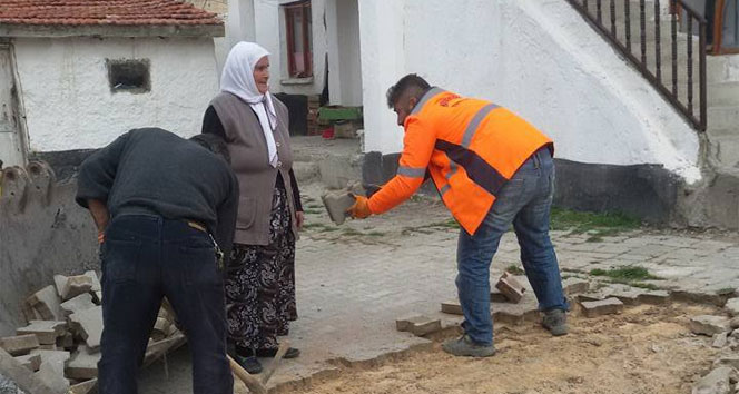 Yaşlı kadının evinin önündeki taşları söktüler