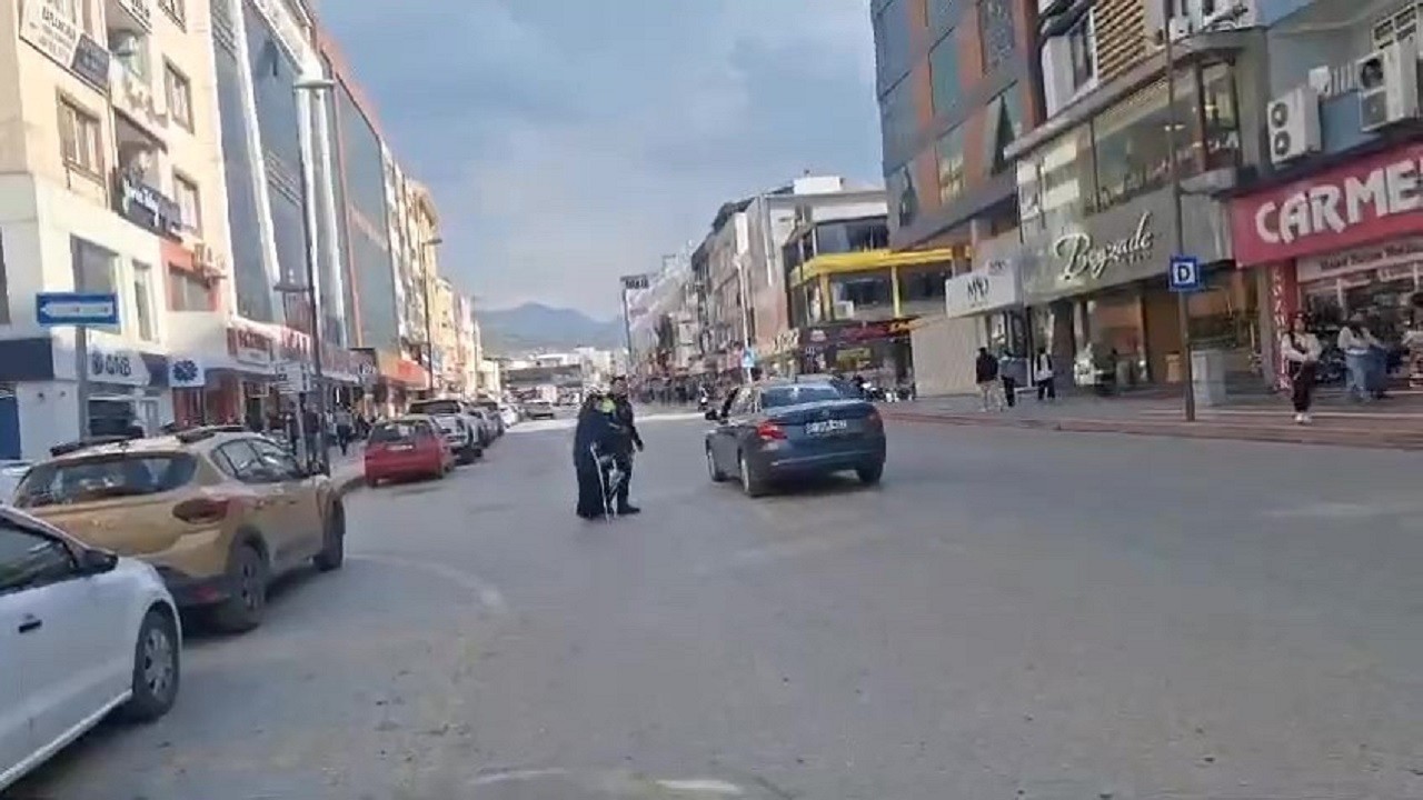 Yaşlı kadının imdadına polis yetişti