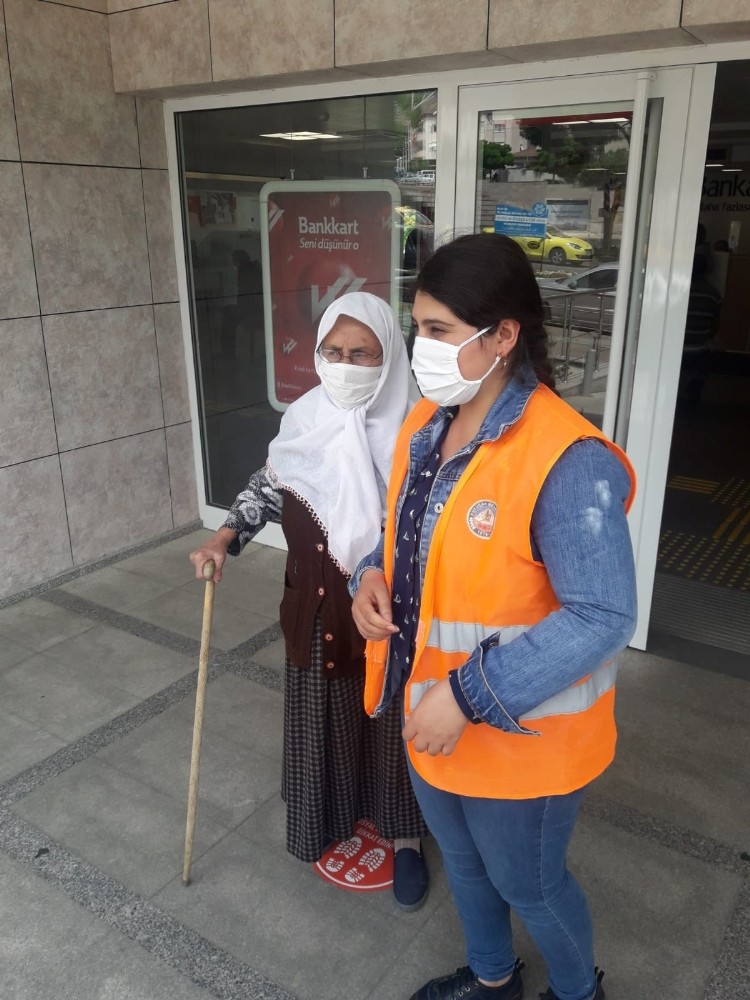 Yaşlı kadının maaşını çekmesine yardımcı oldular 