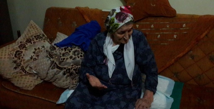 Yaşlı kadının parmağına sıkışan yüzüğü itfaiye çıkardı