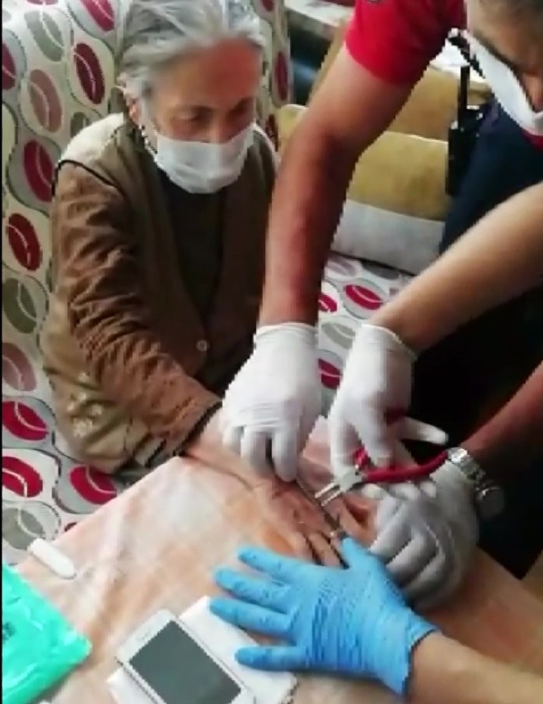 Yaşlı kadının parmağına sıkışan yüzüğü itfaiye ekipleri çıkardı 