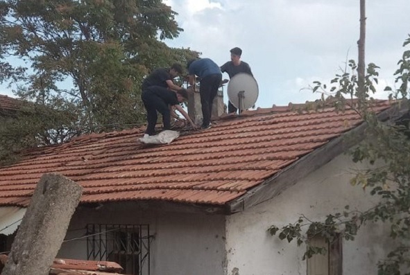 Yaşlı kadının yardımına liseliler koştu