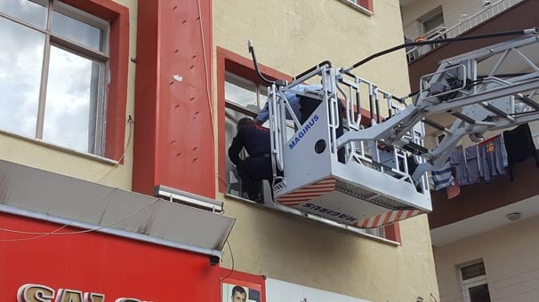 Yaşlı kadının yardımına polis ve itfaiye koştu