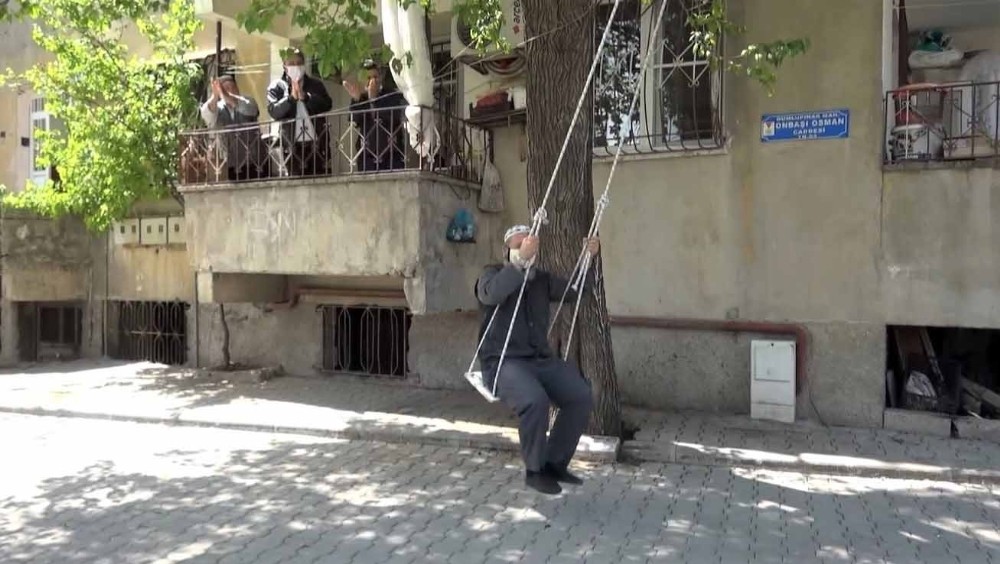 Yaşlı kardeşler salıncakta çocuklar gibi eğlendi 