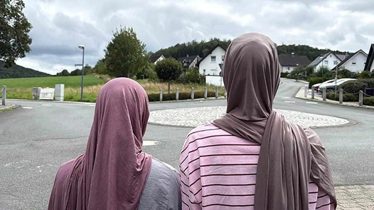 Yaşlı karı kocanın başörtülü Türk kızlara sözleri kan dondurdu: Sürekli tecavüze uğramanızı diliyorum!