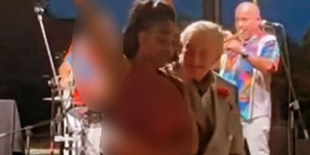 Yaşlı Koç yaşına rağmen sabaha kadar tepindi! Dansçı kızlarla da dans etti
