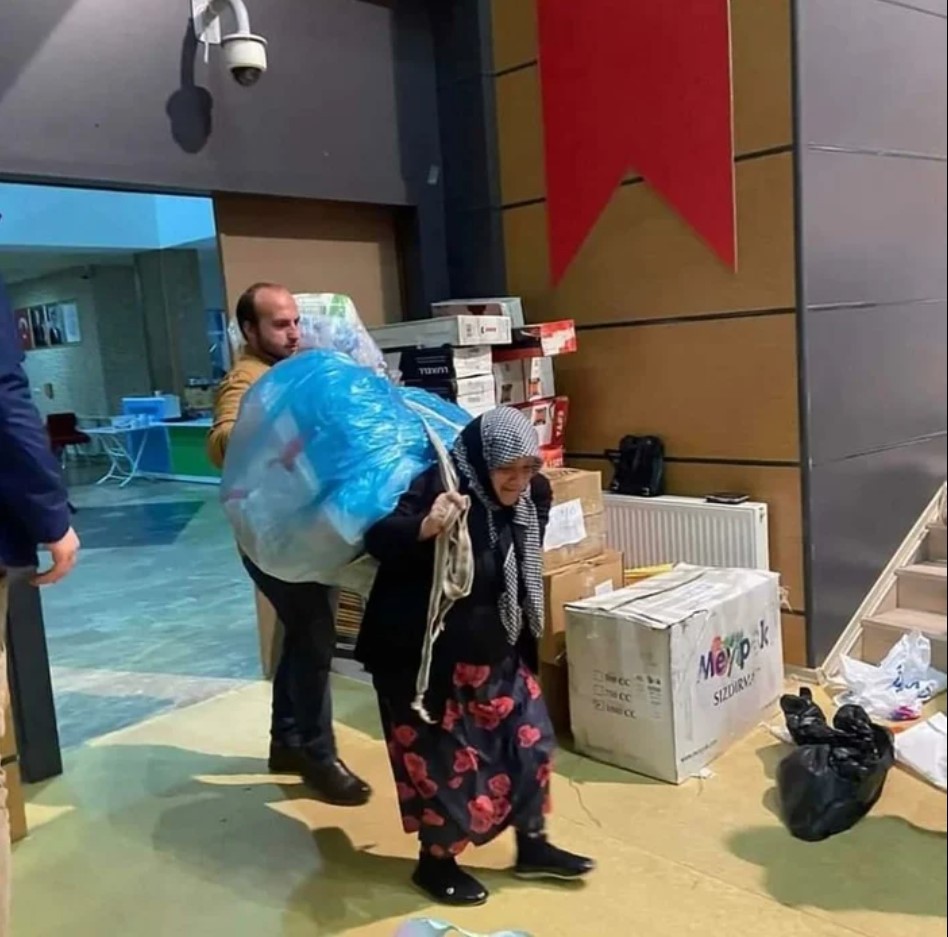 Yaşlı teyze, depremzedelere yardım taşıdı