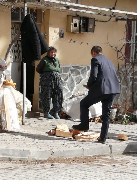 Yaşlı teyzeye yardım eden memurdan örnek davranış 
