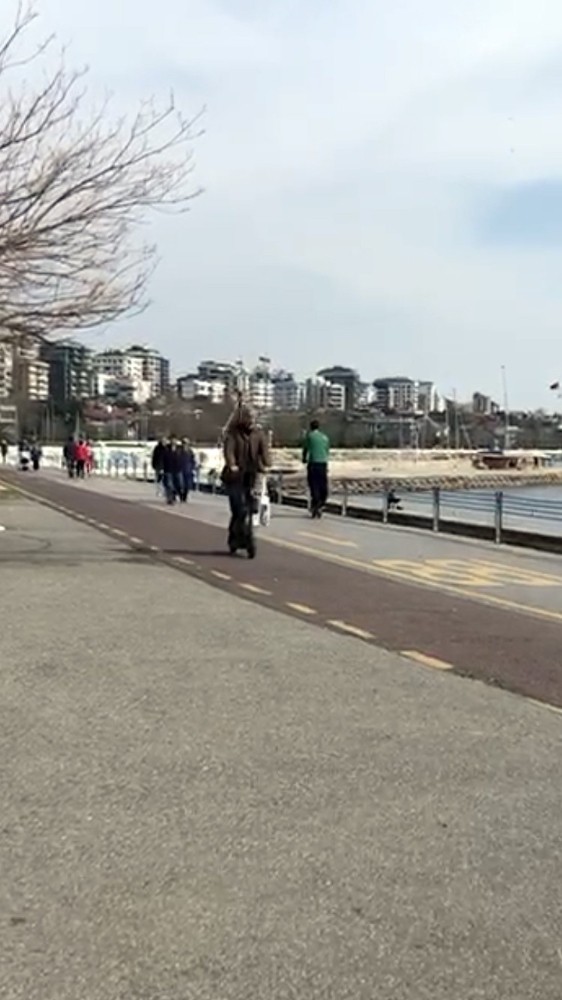 Yaşlı vatandaşın scooterla sahile çıkması pes dedirtti 