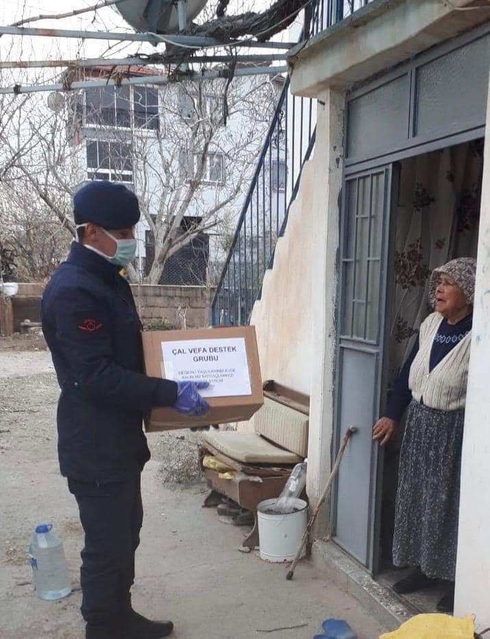 Yaşlı vatandaşlara gıda kolilerini jandarma ekipleri ulaştırdı 