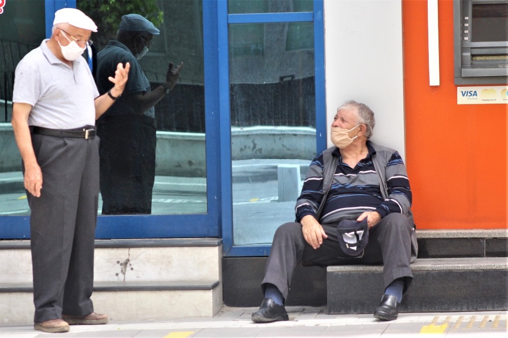 Yaşlı vatandaşları bu kez sıcak vurdu 