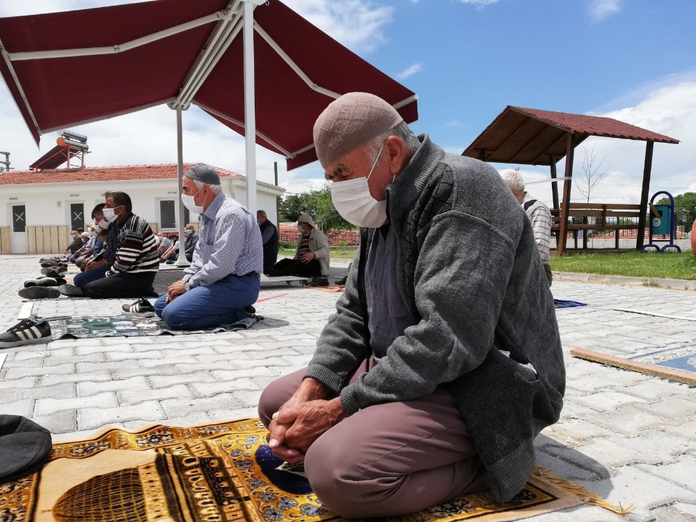 Yaşlı vatandaşların Cuma namazı mutluluğu 