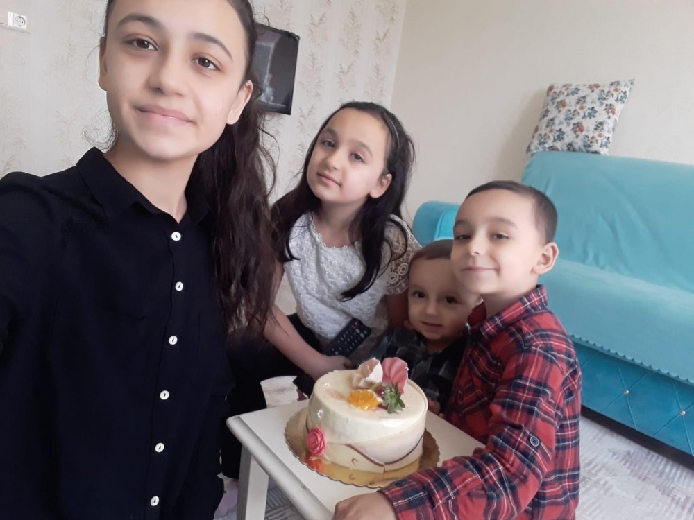 Yaşlı ve çocuklara müzikli doğum günü sürprizi 