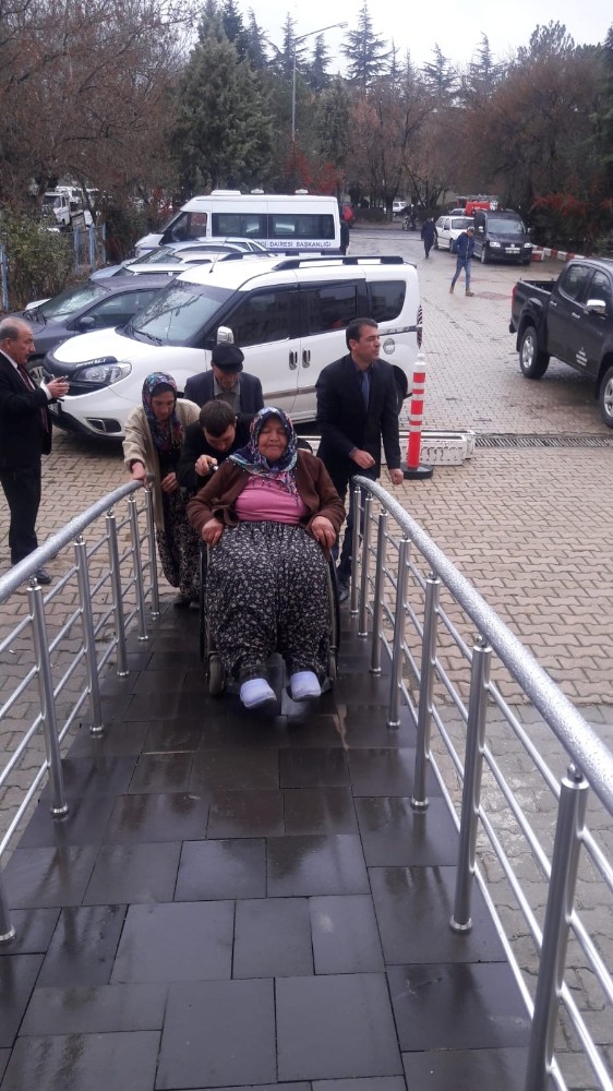 Yaşlı ve engelli kadının kimliği için seferber oldular 