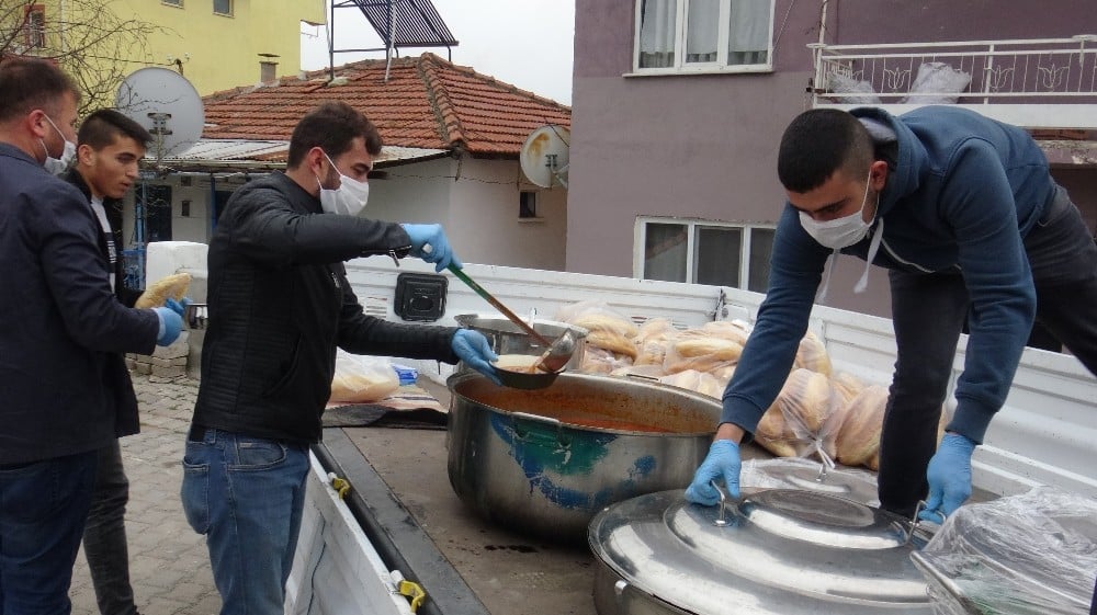 Yaşlılar evden çıkmasın diye muhtar yemek yapıp, kapı kapı dağıtıyor 
