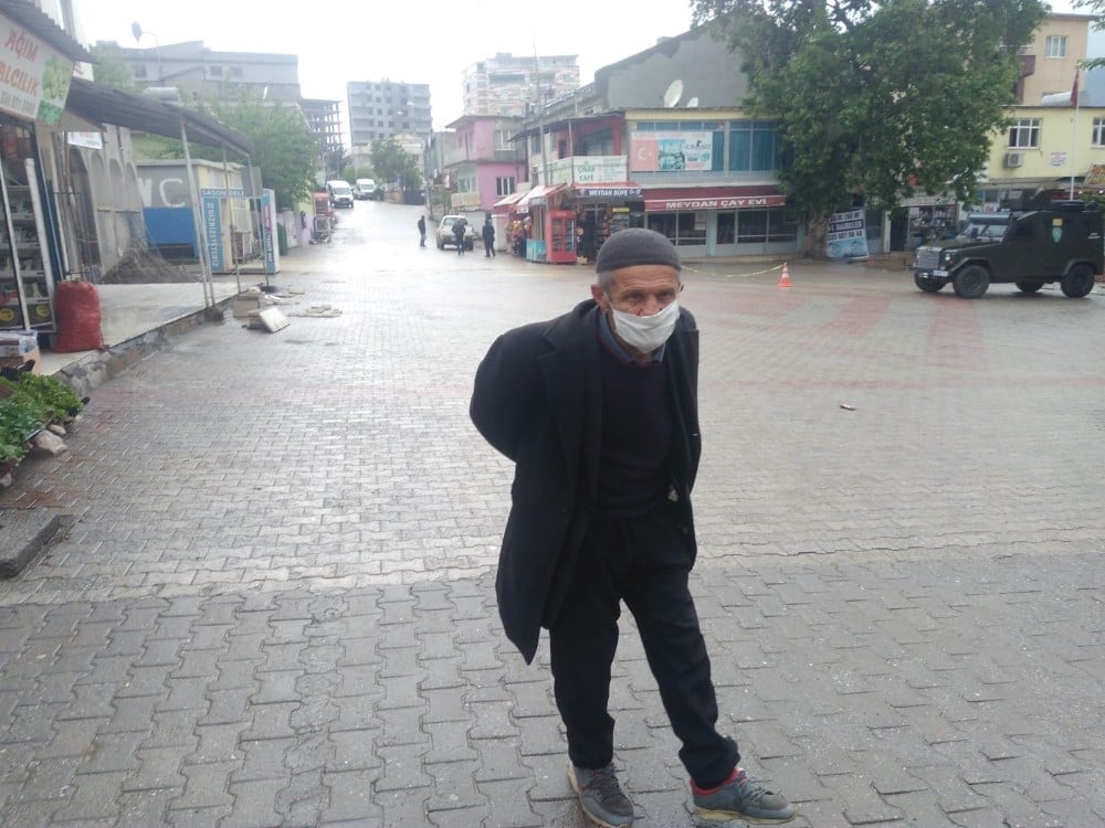 Yaşlılar güvenle dolaşsın diye cadde ve sokakları boş bıraktılar 