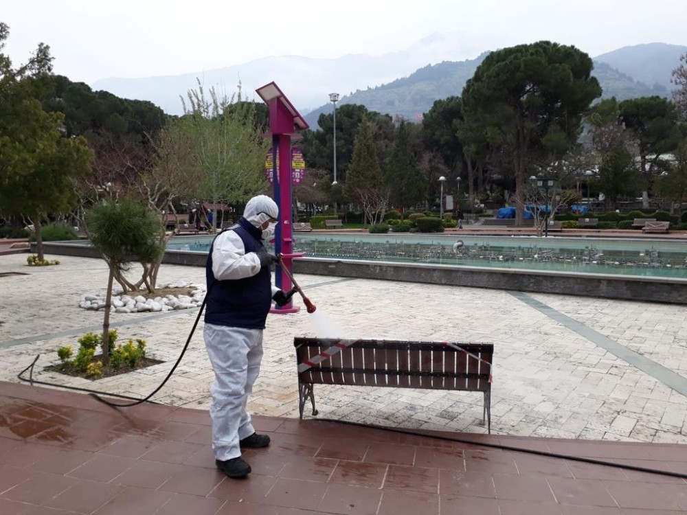 Yaşlılar için parklar ve banklar dezenfekte edildi 