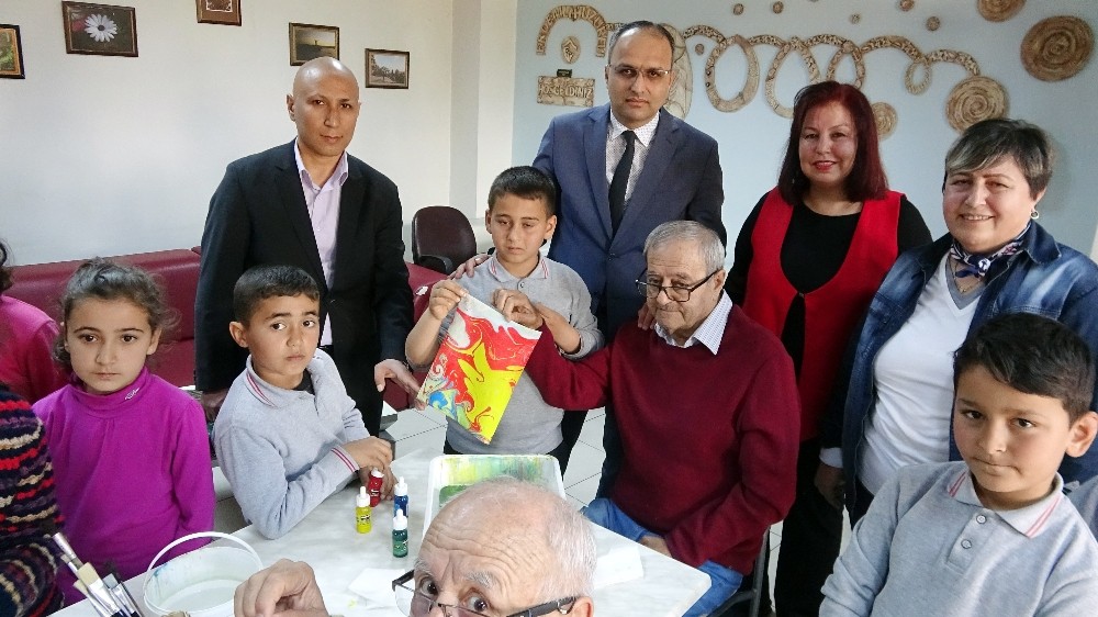 Yaşlılar ile çocular, ebru sanatında buluştu 