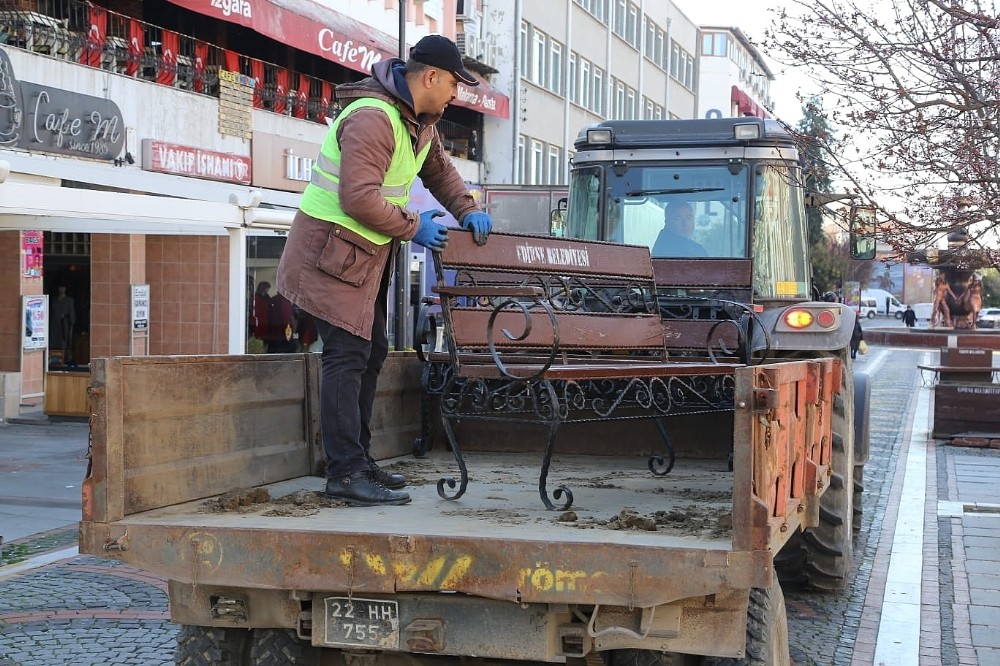 Yaşlılar ’korona virüsü’ne aldırış etmeyince banklar kaldırıldı 