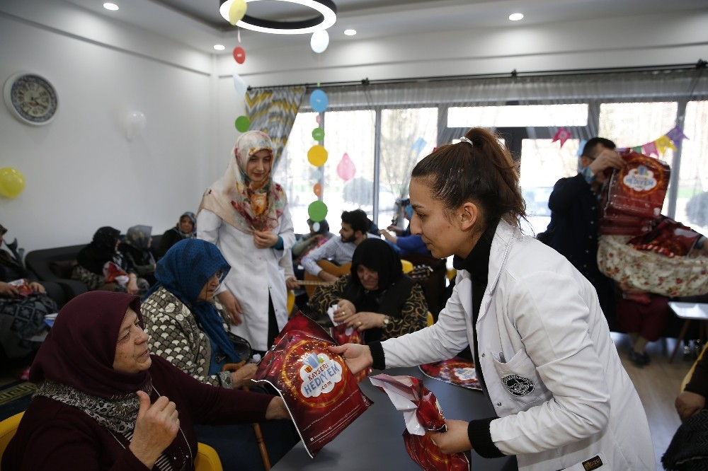 Yaşlılar, Mustafa Kumlu Ulu Çınarlar Yaşlı Yaşam ve Dayanışma Merkezi’nde zaman geçiriyor 
