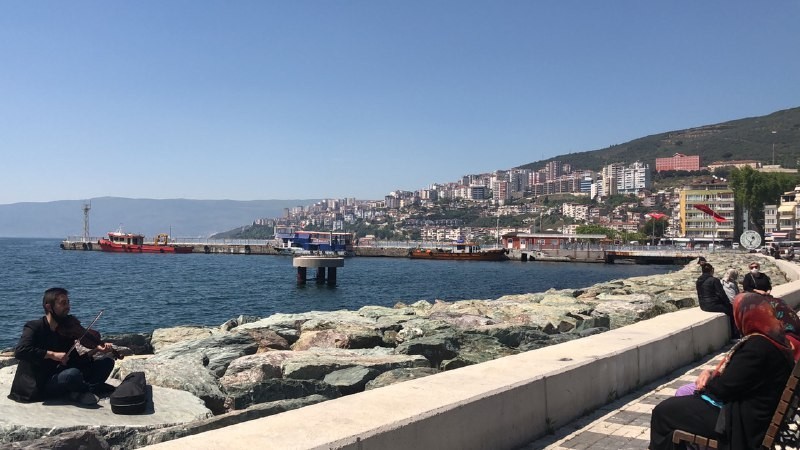 Yaşlılar müzik eşliğinde sahilin keyfini çıkardı 