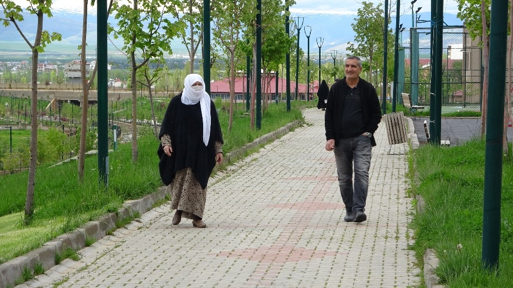 Yaşlılar parklarda soluklandı 