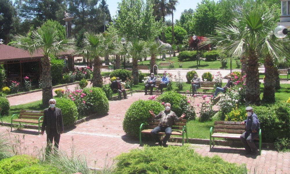 Yaşlılar parkları doldurdu 
