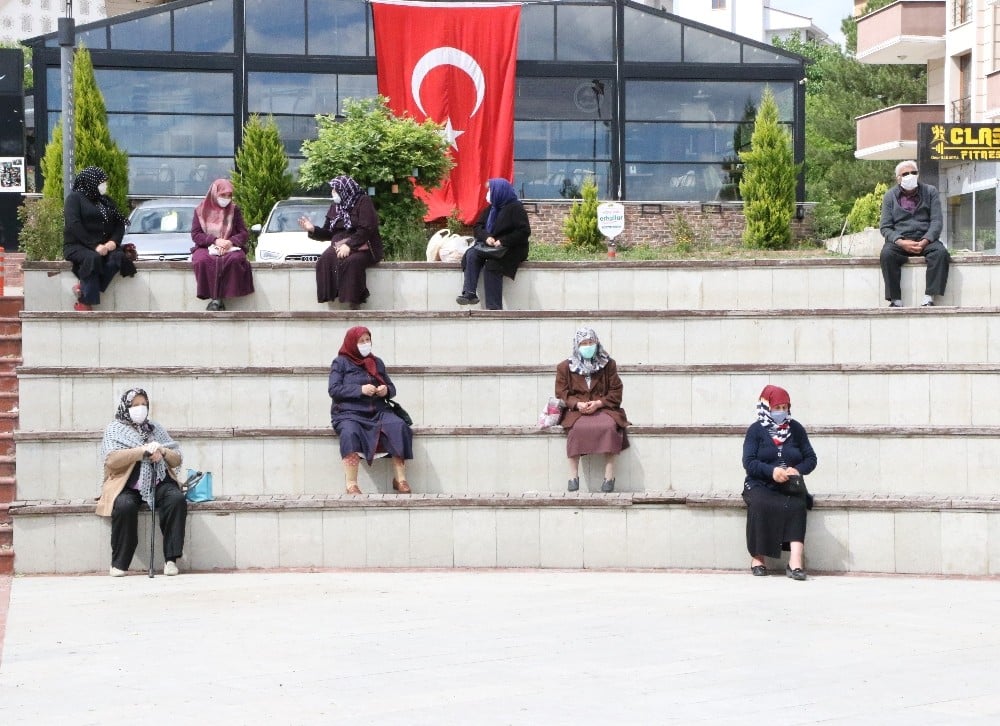 Yaşlılar sosyal mesafeye dikkat ederek sohbet etti 