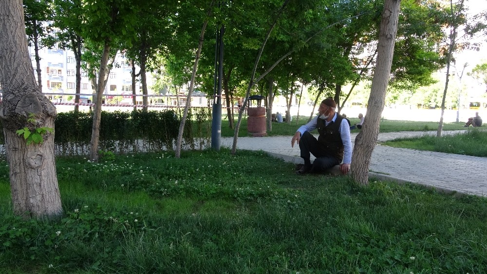 Yaşlılar yine park alanlarını tercih etti 