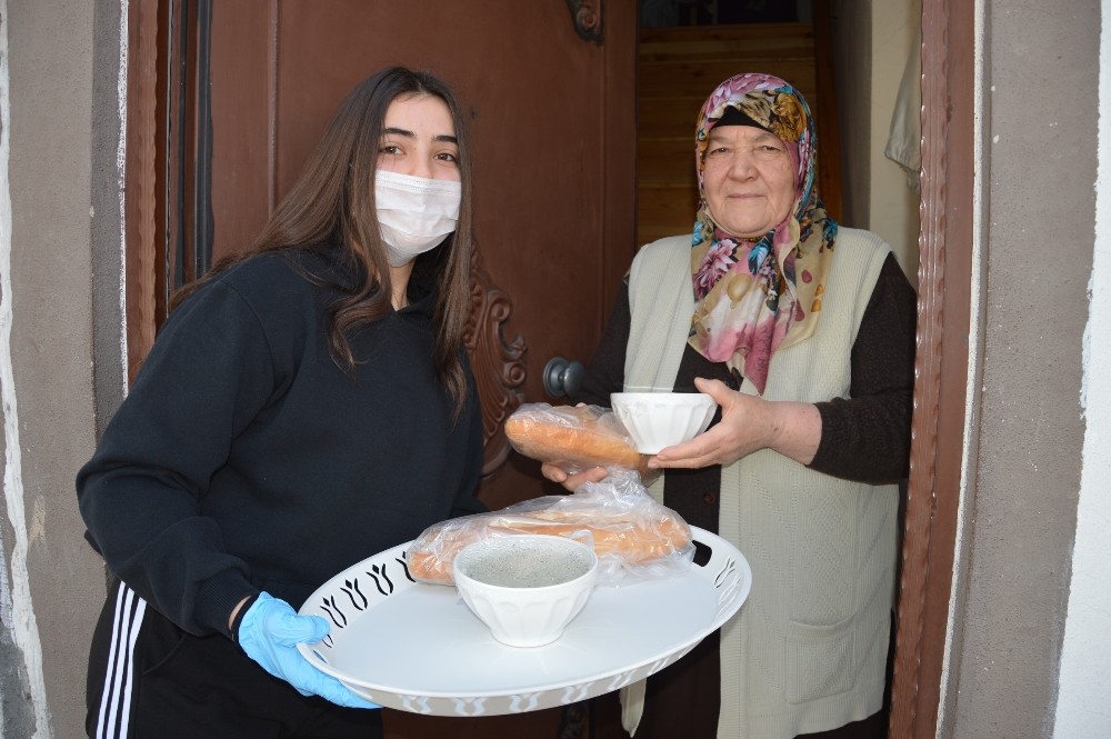 Yaşlılara çorba yapıp, kapı kapı dağıttı. 
