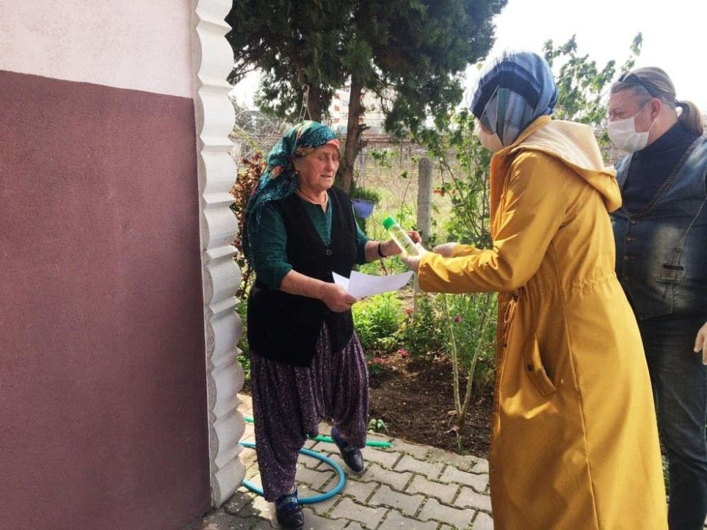 Yaşlılara kolonya dağıtılıyor 