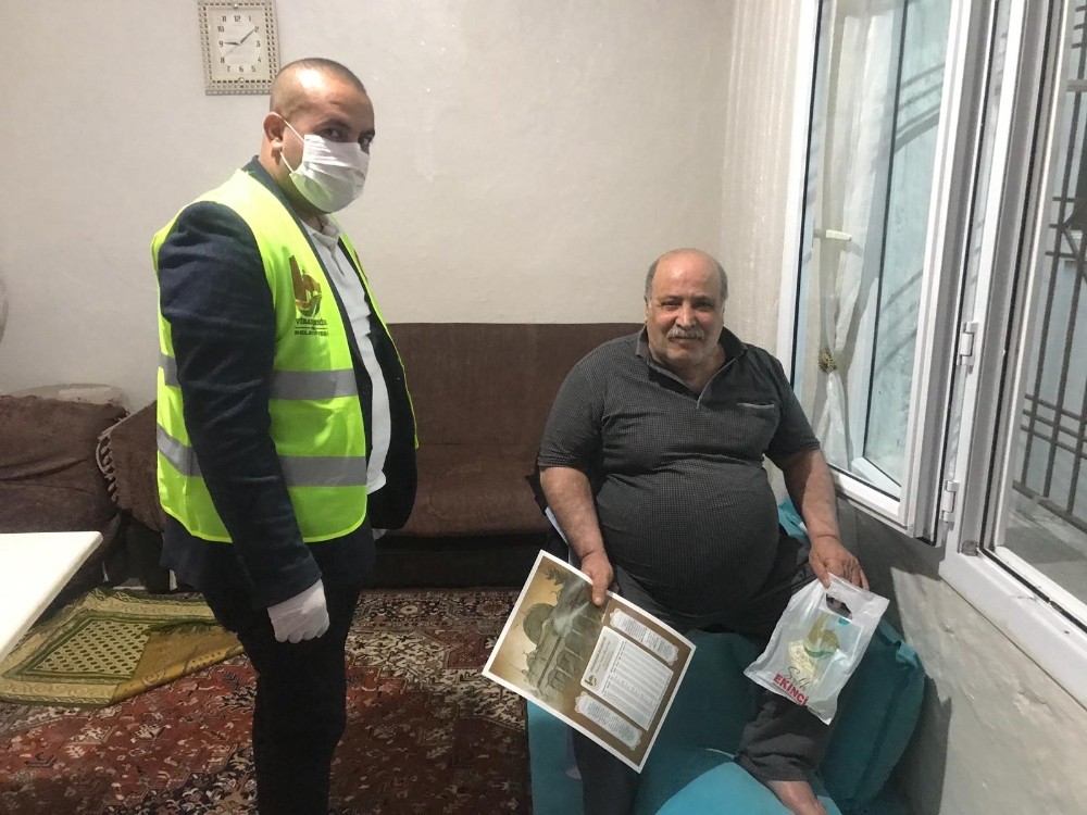 Yaşlılara maske ve kolonya 