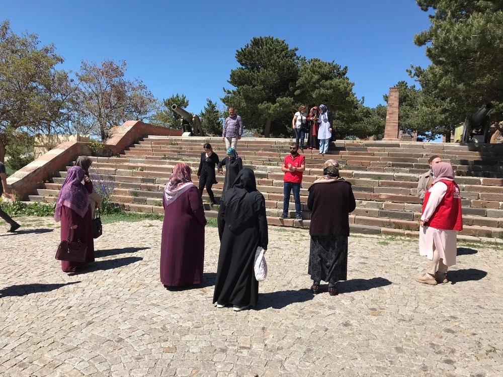 Yaşlılara nefes aldırdılar 