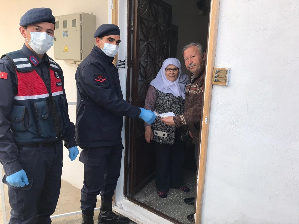 Yaşlılara ‘Vefa’ oluyorlar 