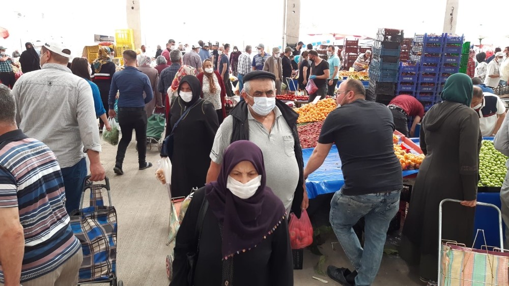 Yaşlılarda pazara akın edince sosyal mesafe hiçe sayıldı 