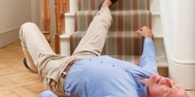 Yaşlılarda sık düşmek hastalık habercisi