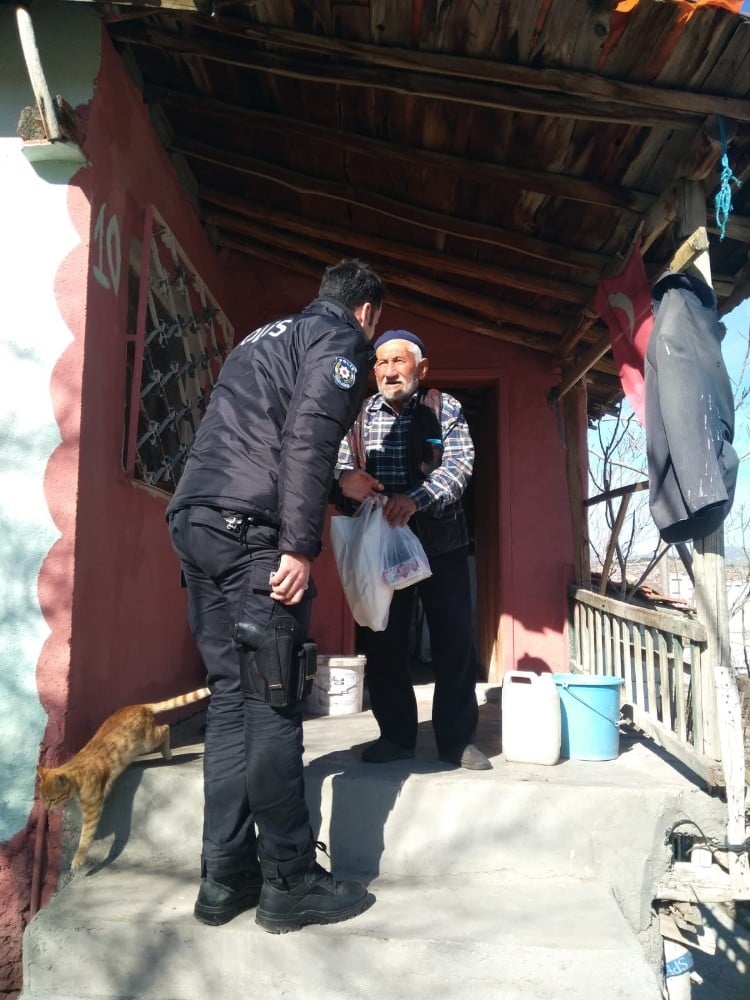 Yaşlıların ihtiyaçlarını polis karşılıyor 
