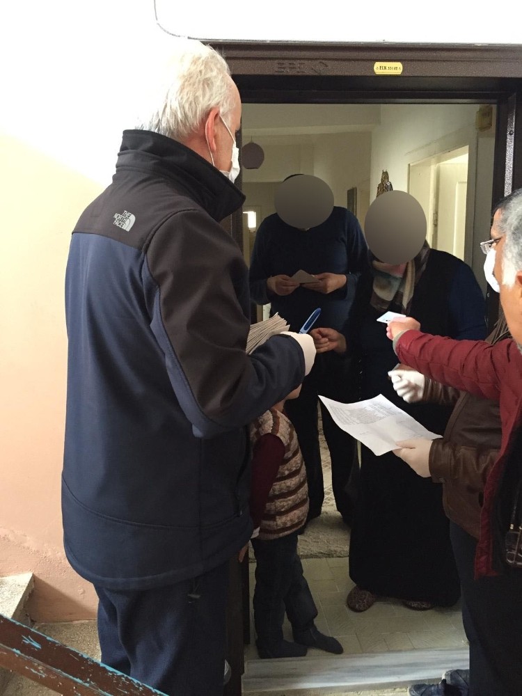 Yaşlıların maaşları ve ihtiyaçlıların destek ödemeleri evlerine götürülüyor 