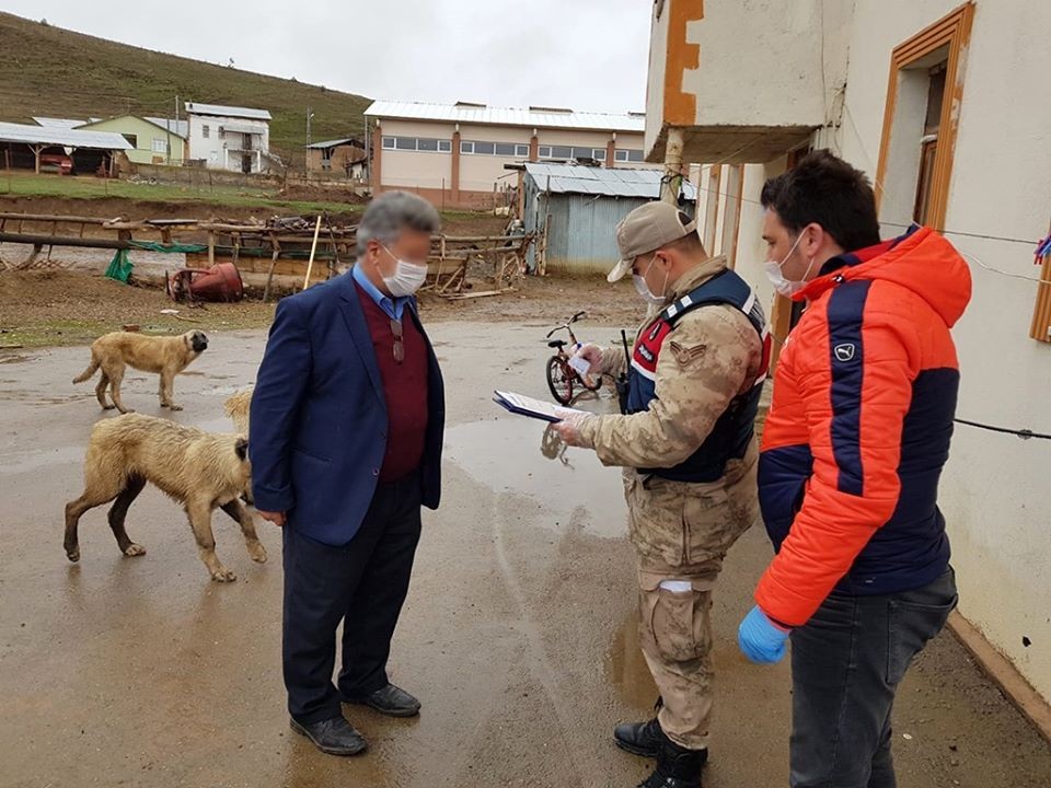 Yaşlıların maaşları ve ihtiyaçlıların destek ödemeleri evlerine götürülüyor 