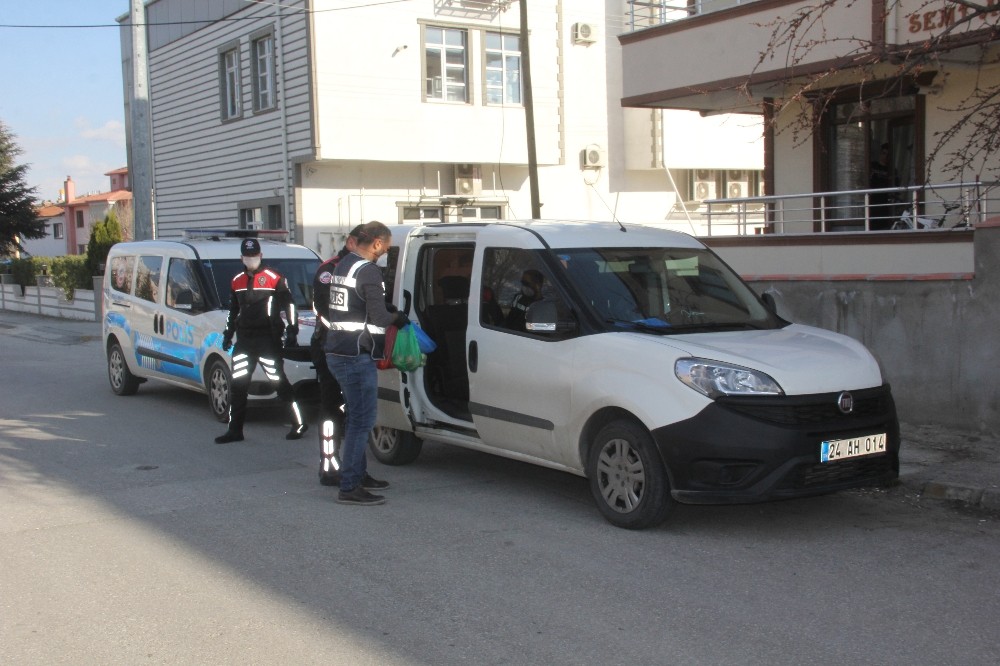 Yaşlıların siparişlerini evlerine polisler teslim ediyor 