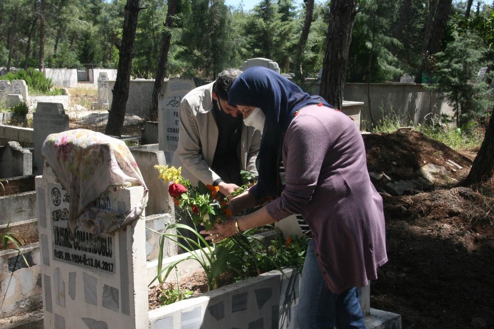 Yaşlısı genci gülünü alarak mezarlığa annesine koştu 