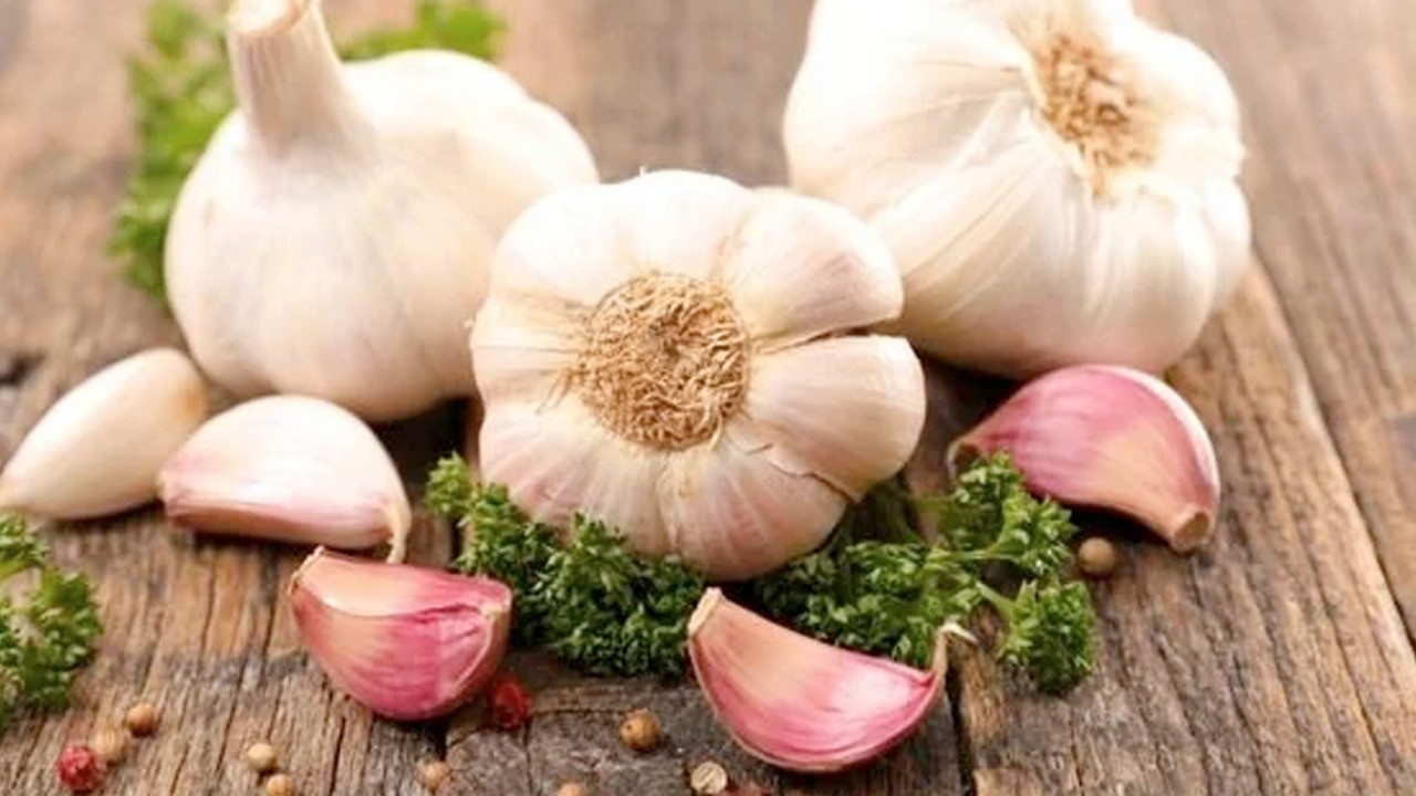 Yastığın altına bir diş sarımsak koymak çok iyi geliyor: Bu şekilde tüketin! Altın tavsiye
