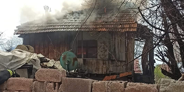 Yatağa bağımlı şahıs evdeki yangında dumandan zehirlenerek öldü